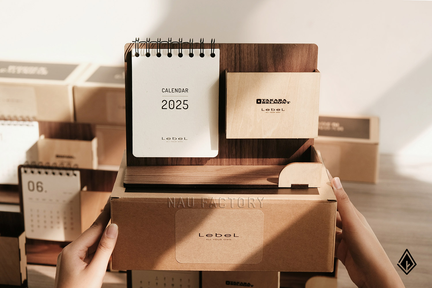 lịch gỗ khay bút