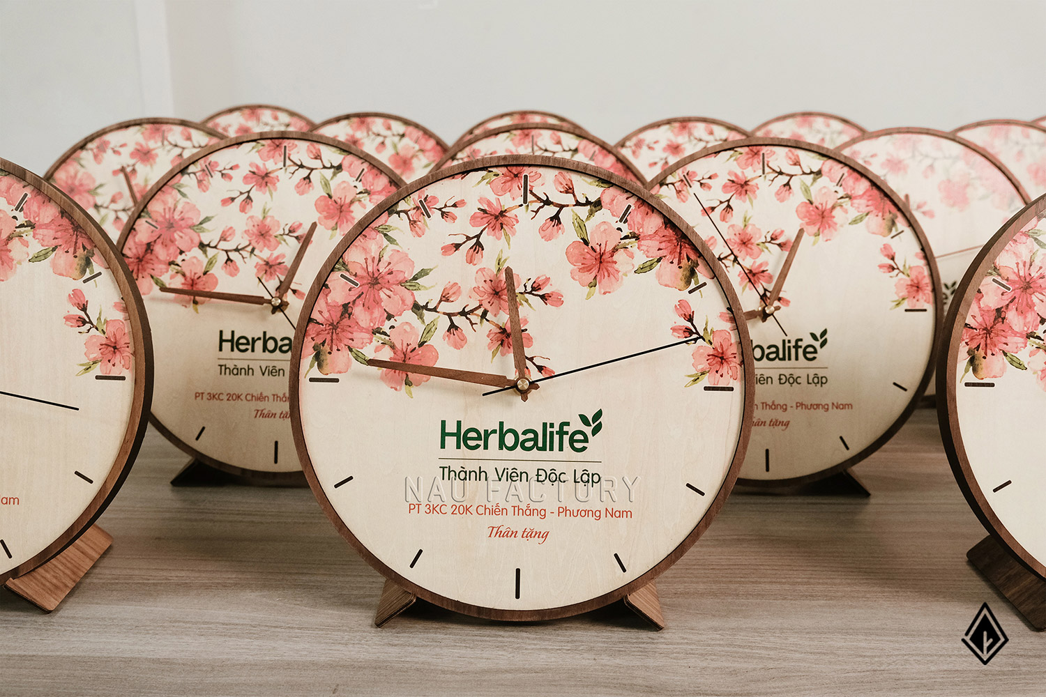 Đồng hồ gỗ để bàn