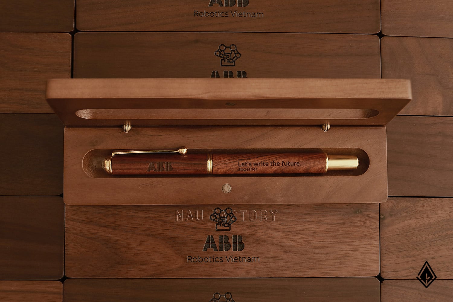 bút và hộp bút gỗ walnut