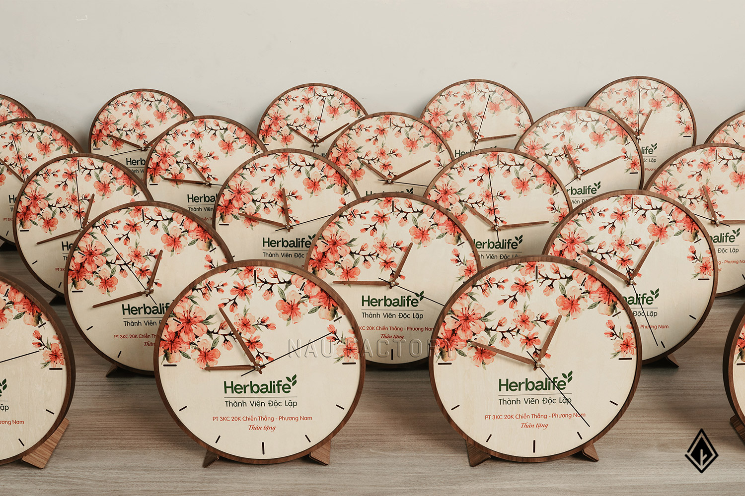 Đồng hồ gỗ để bàn