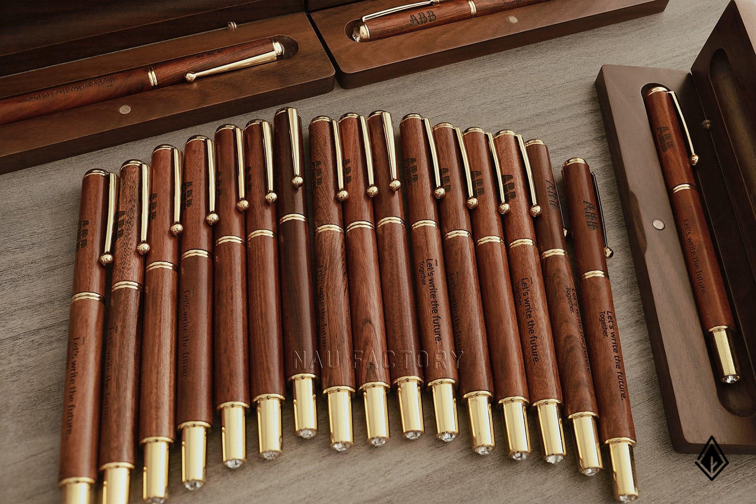 bút và hộp bút gỗ walnut