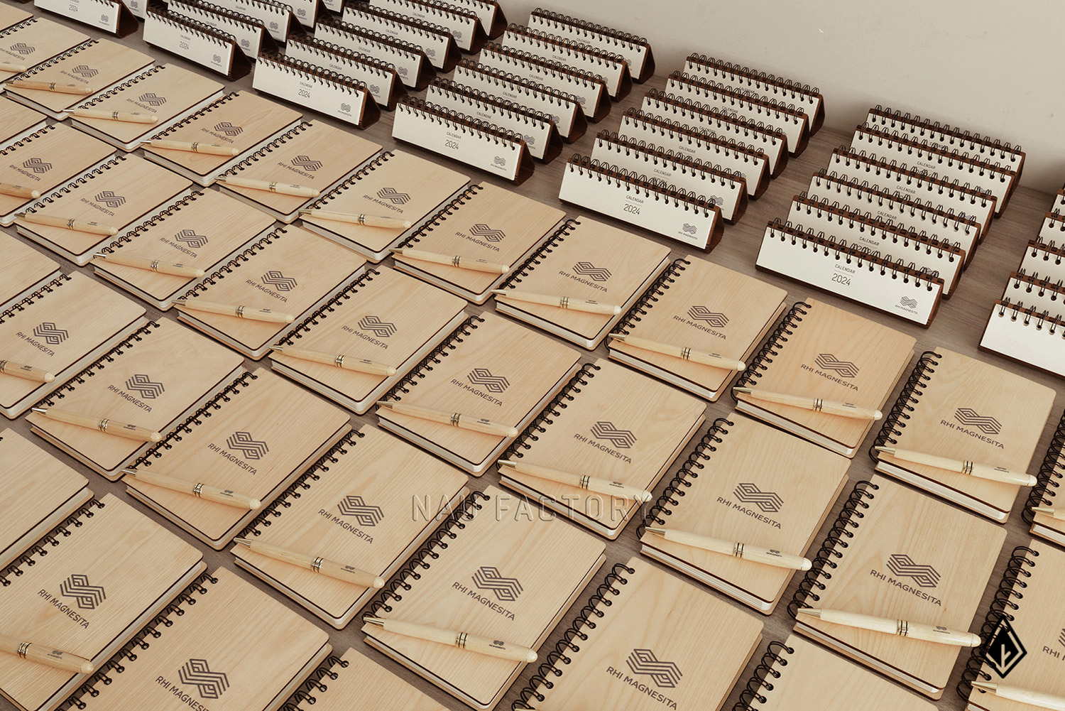 Set sổ, bút và hộp bút gỗ