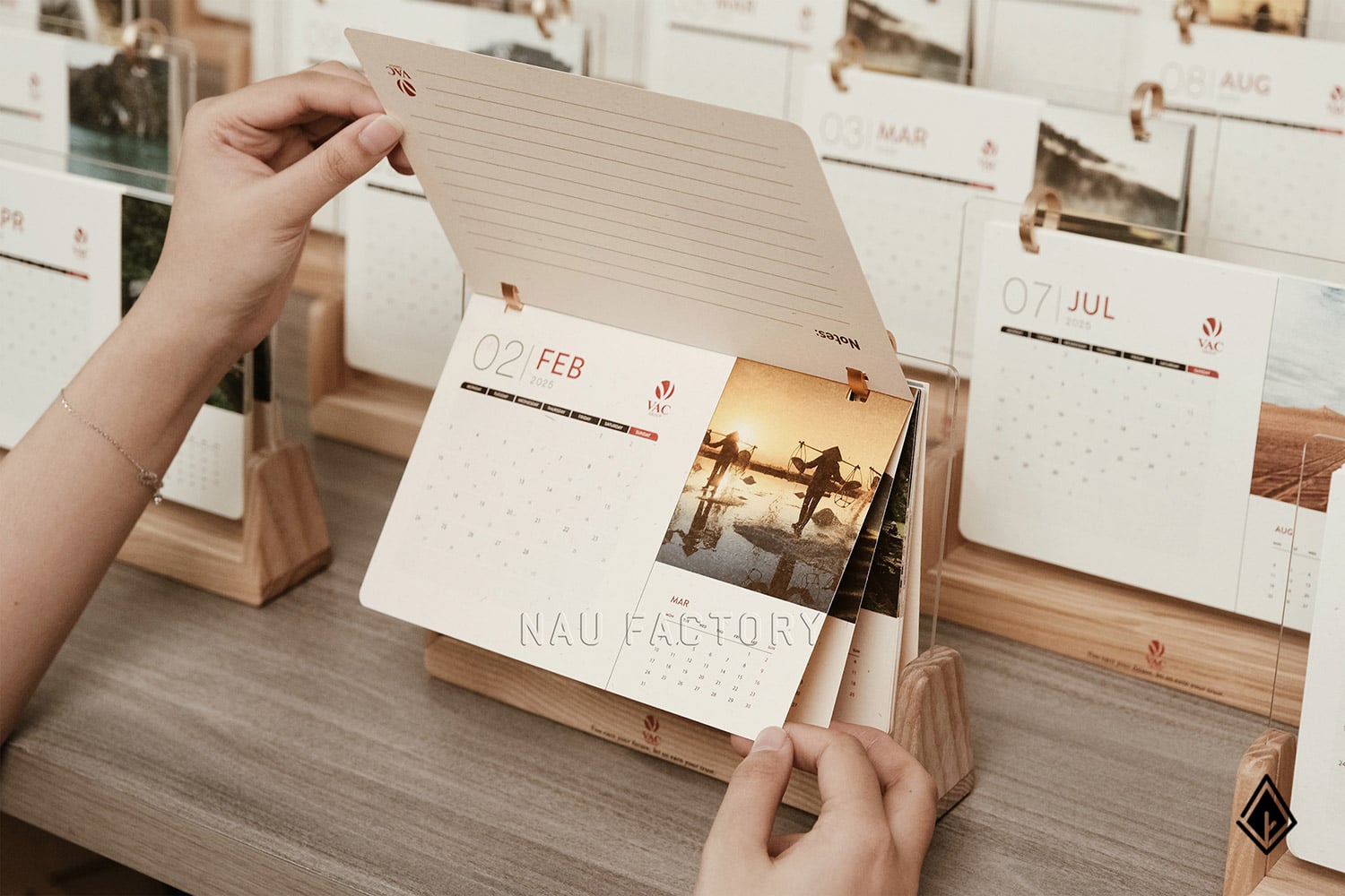 Lịch gỗ chữ U Maple