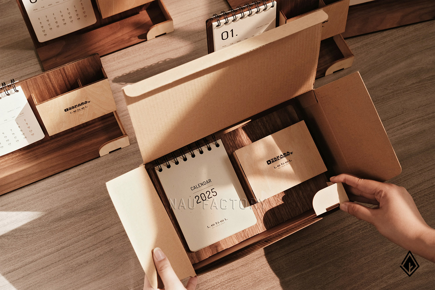 lịch gỗ khay bút