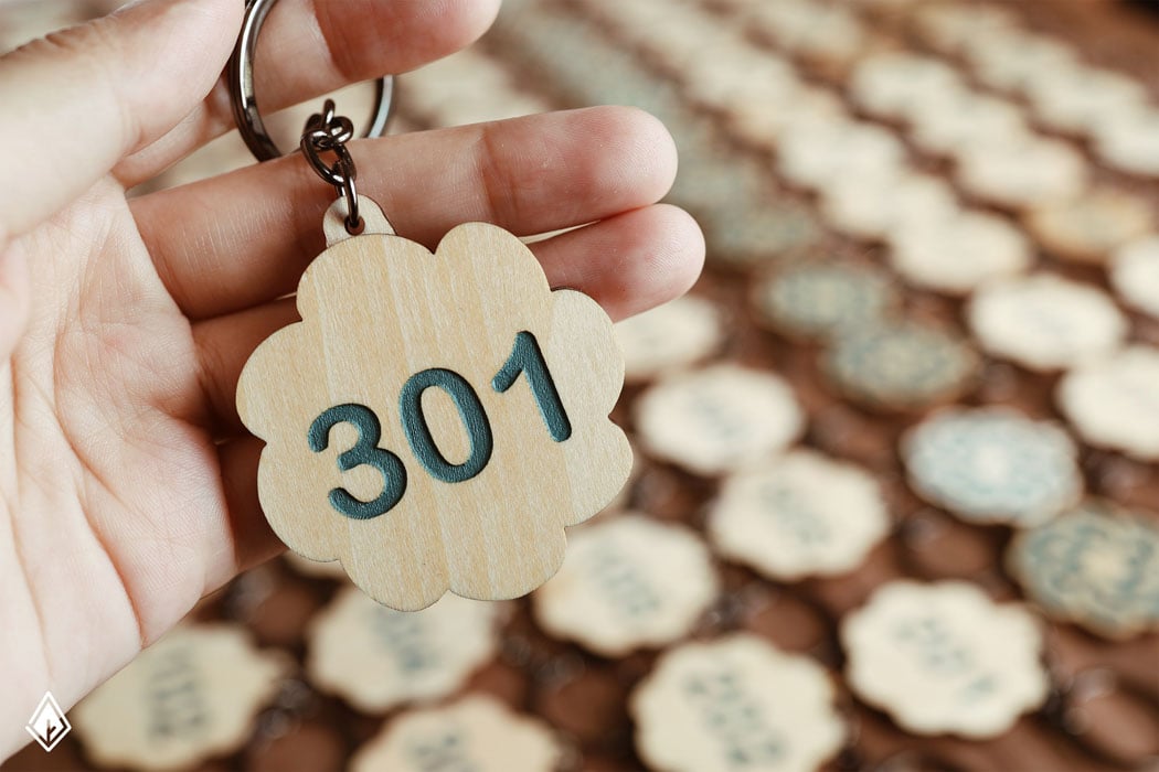 Trên mỗi móc khoá là màu xanh của số phòng đặc biệt gây ấn tượng. Ảnh: Nâu Factory