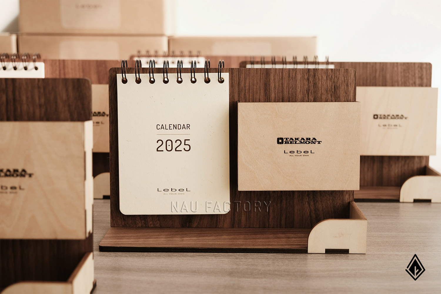 lịch gỗ khay bút