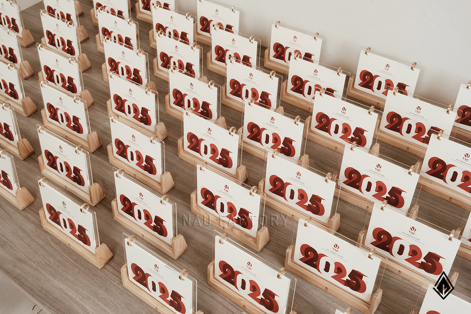 Lịch gỗ chữ U Maple