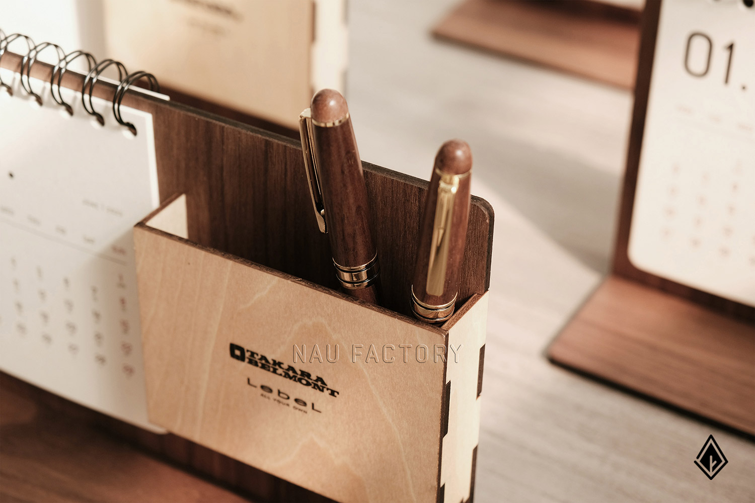 lịch gỗ khay bút