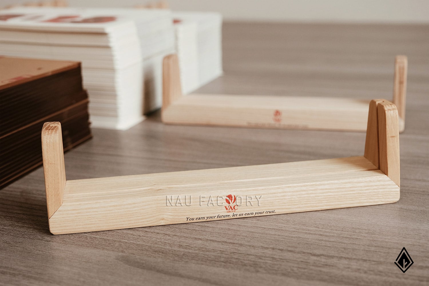 Lịch gỗ chữ U Maple