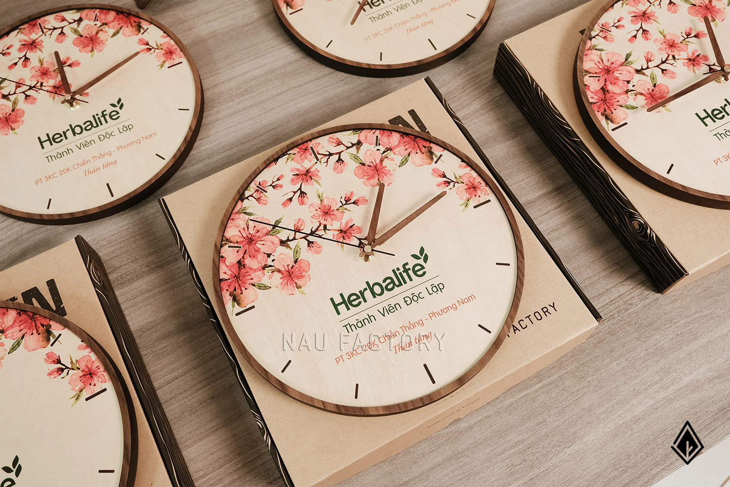 Đồng hồ gỗ để bàn