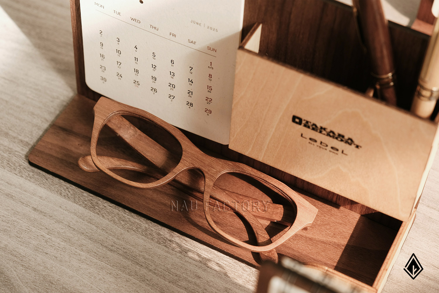 lịch gỗ khay bút