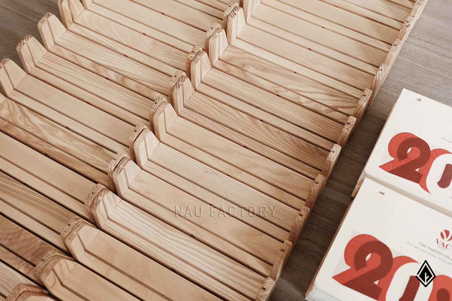 Lịch gỗ chữ U Maple