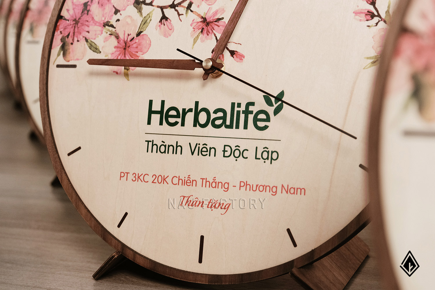 Đồng hồ gỗ để bàn