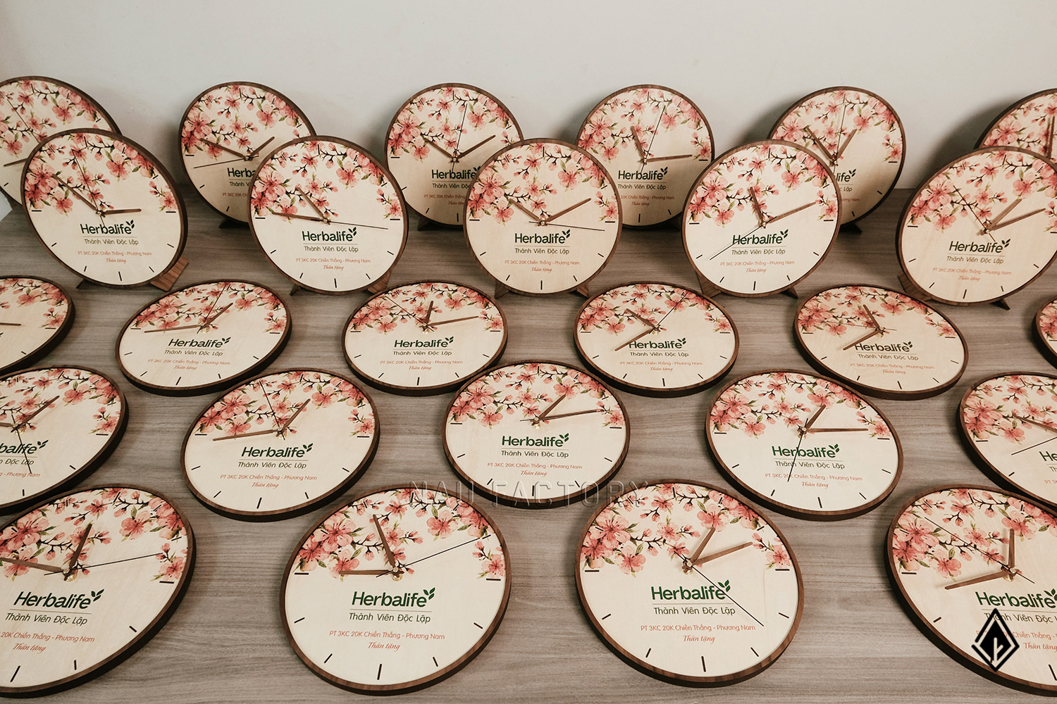 Đồng hồ gỗ để bàn