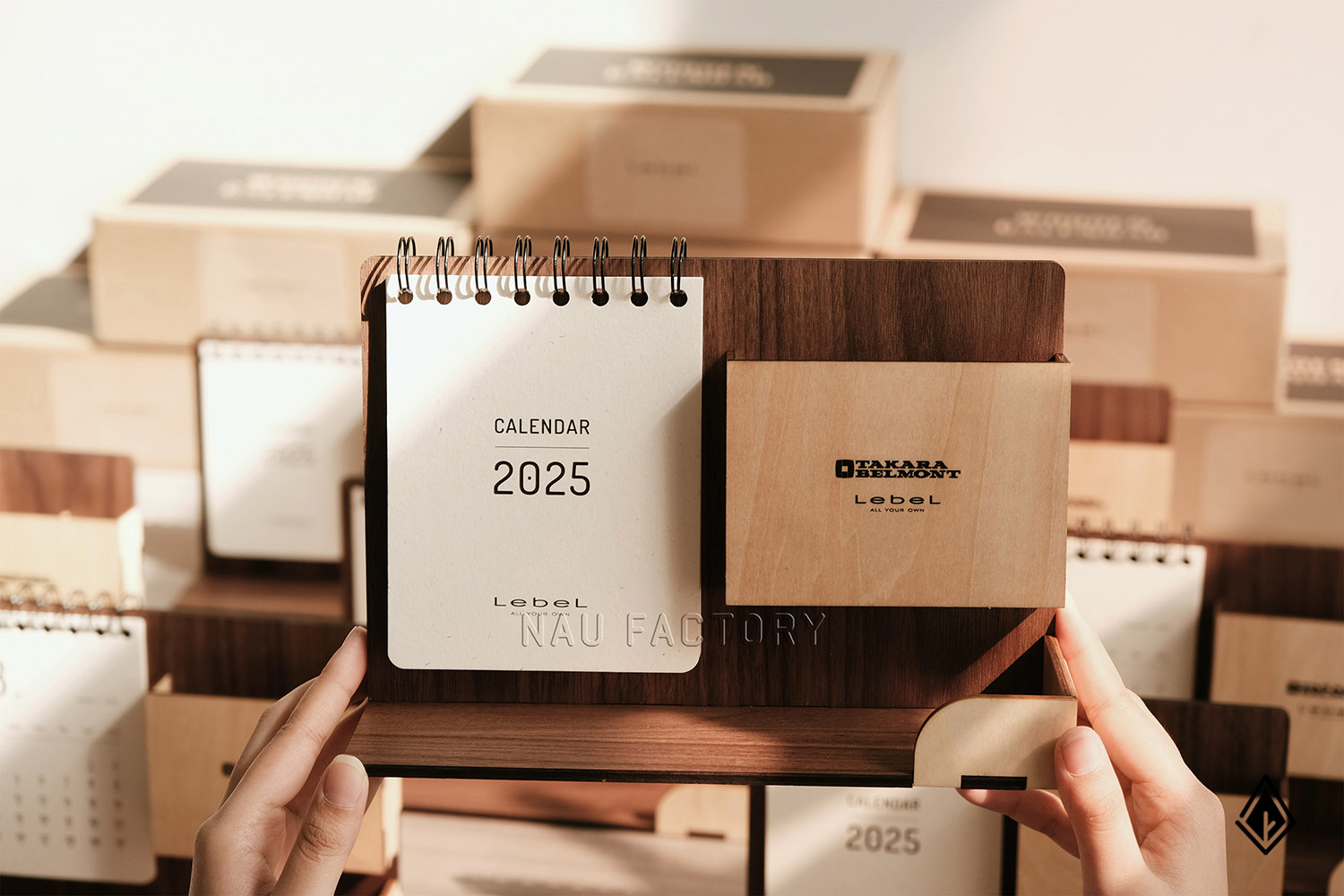 lịch gỗ khay bút