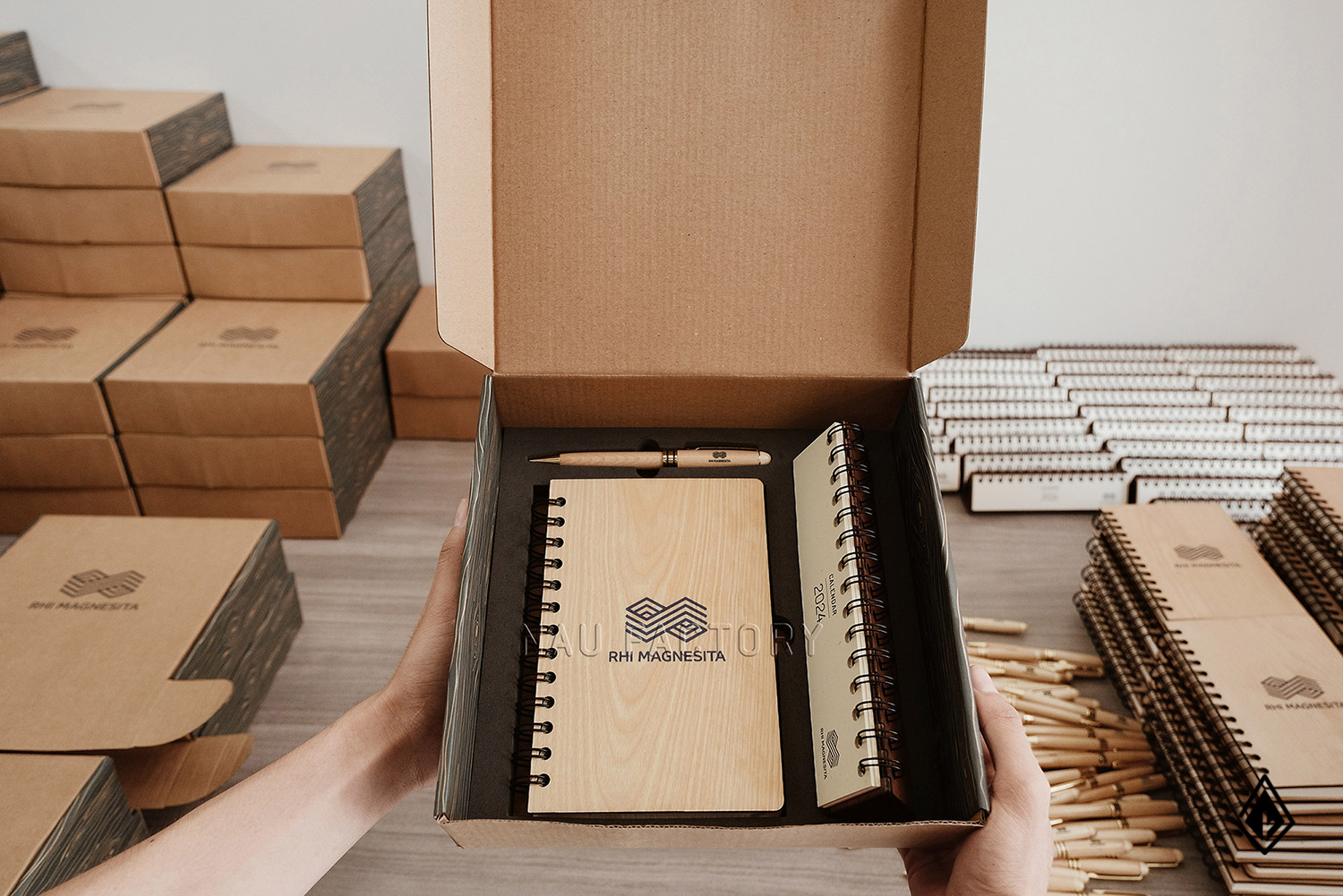 Set sổ, bút và hộp bút gỗ