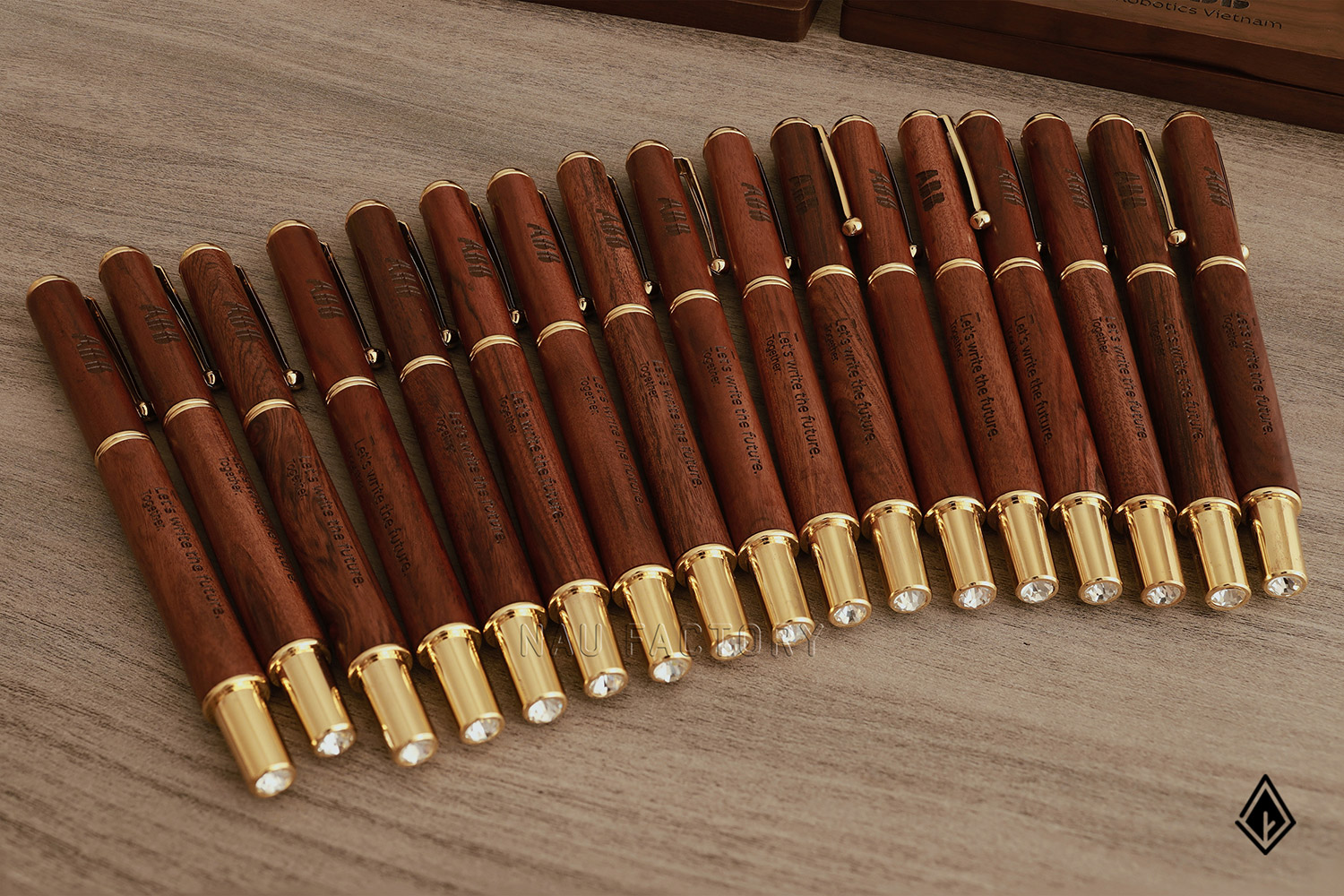 bút và hộp bút gỗ walnut