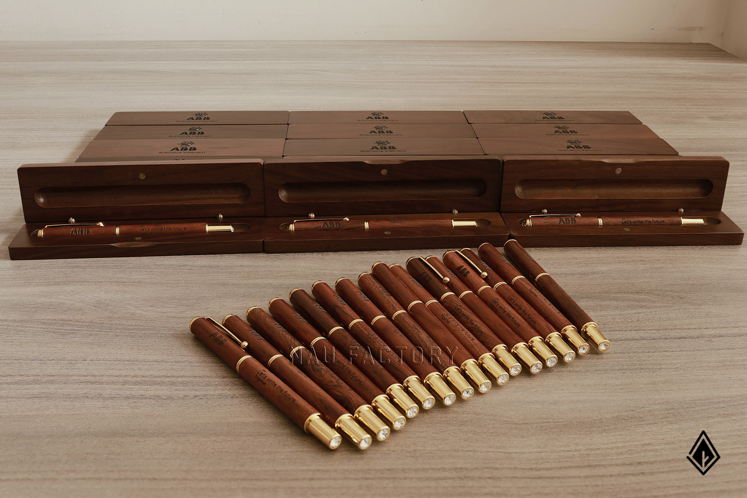 bút và hộp bút gỗ walnut