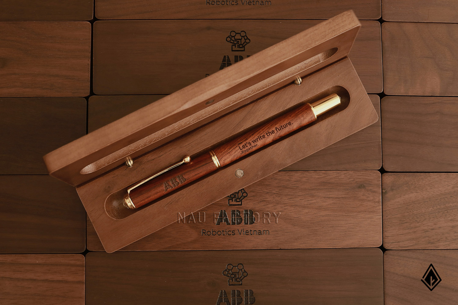 bút và hộp bút gỗ walnut