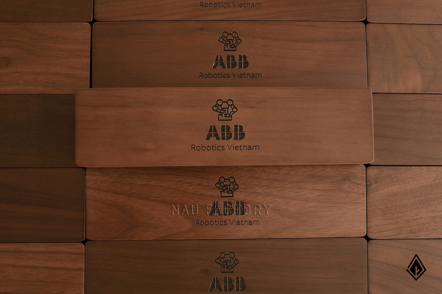 bút và hộp bút gỗ walnut
