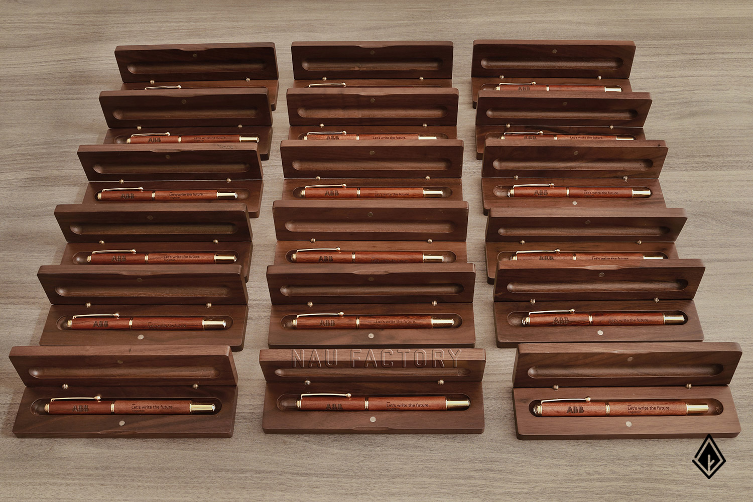 bút và hộp bút gỗ walnut