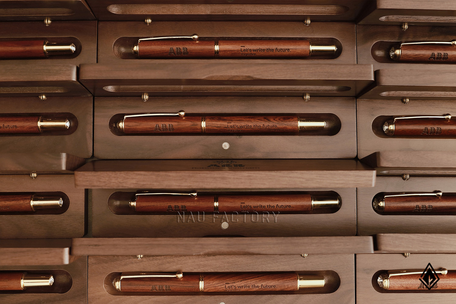 bút và hộp bút gỗ walnut
