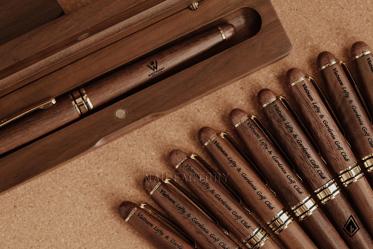 bút và hộp bút gỗ walnut