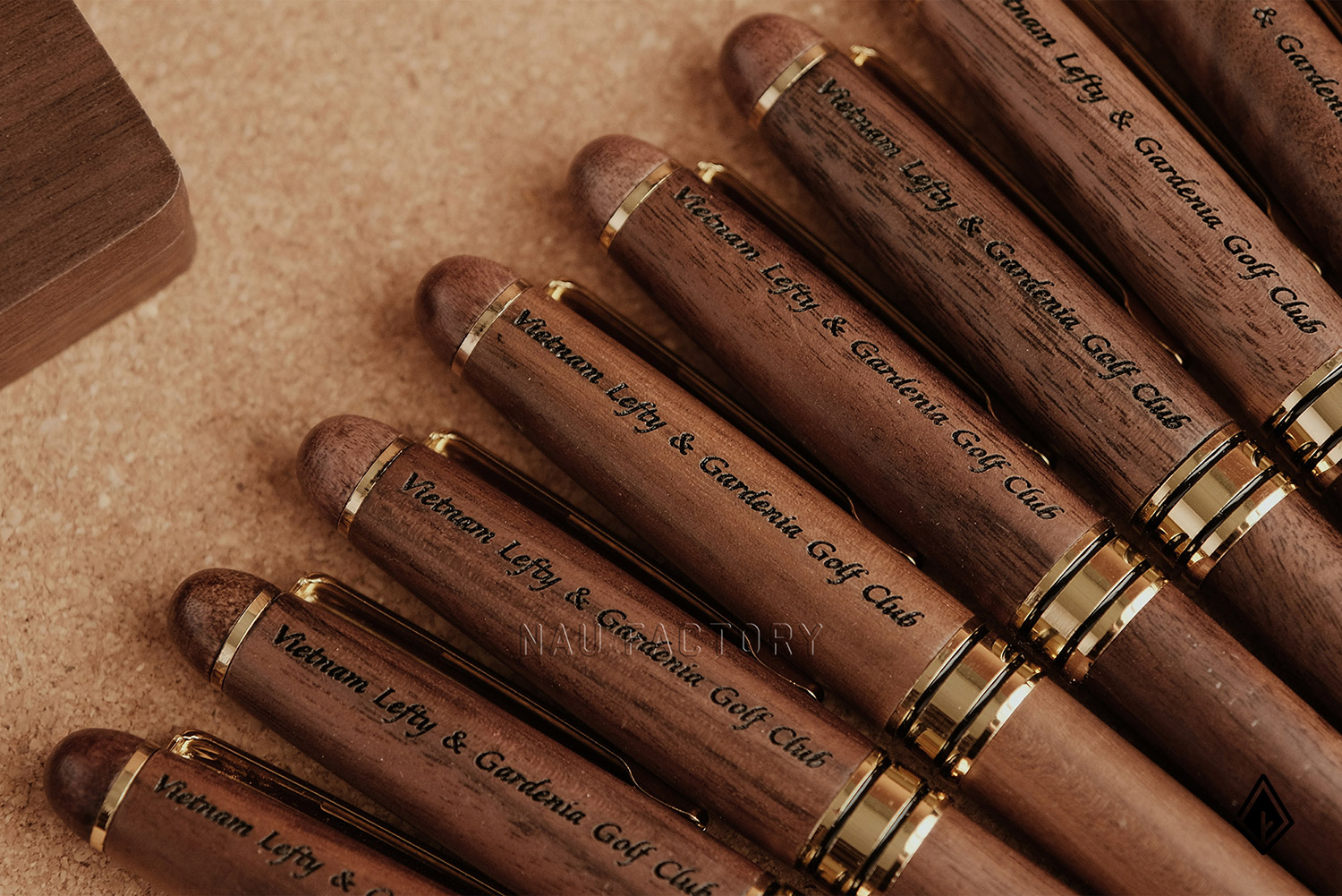 bút và hộp bút gỗ walnut