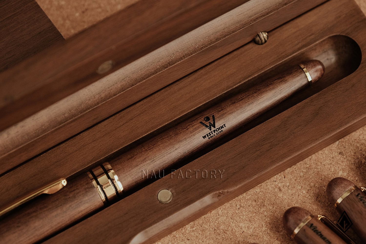 bút và hộp bút gỗ walnut