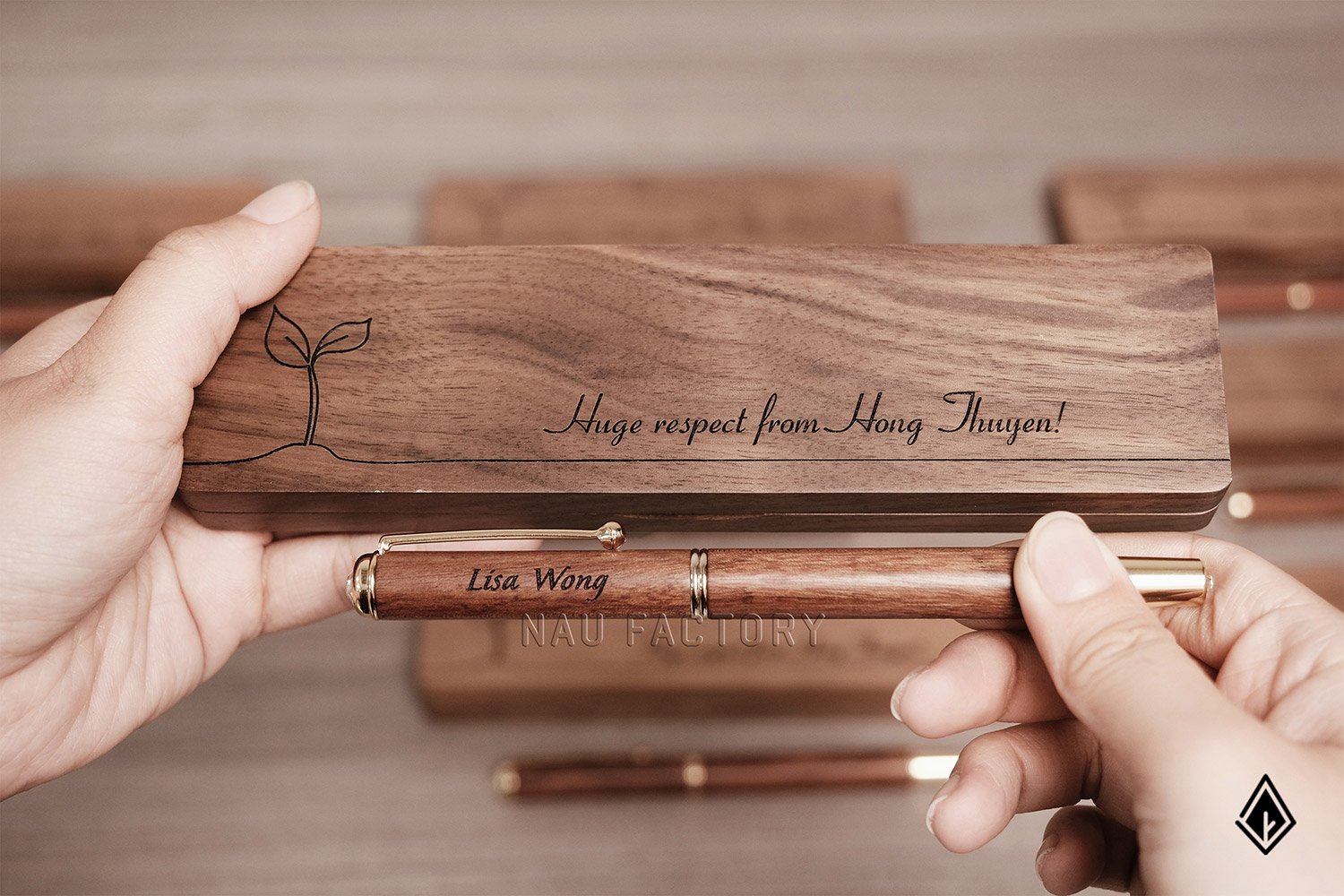 bút và hộp bút gỗ walnut