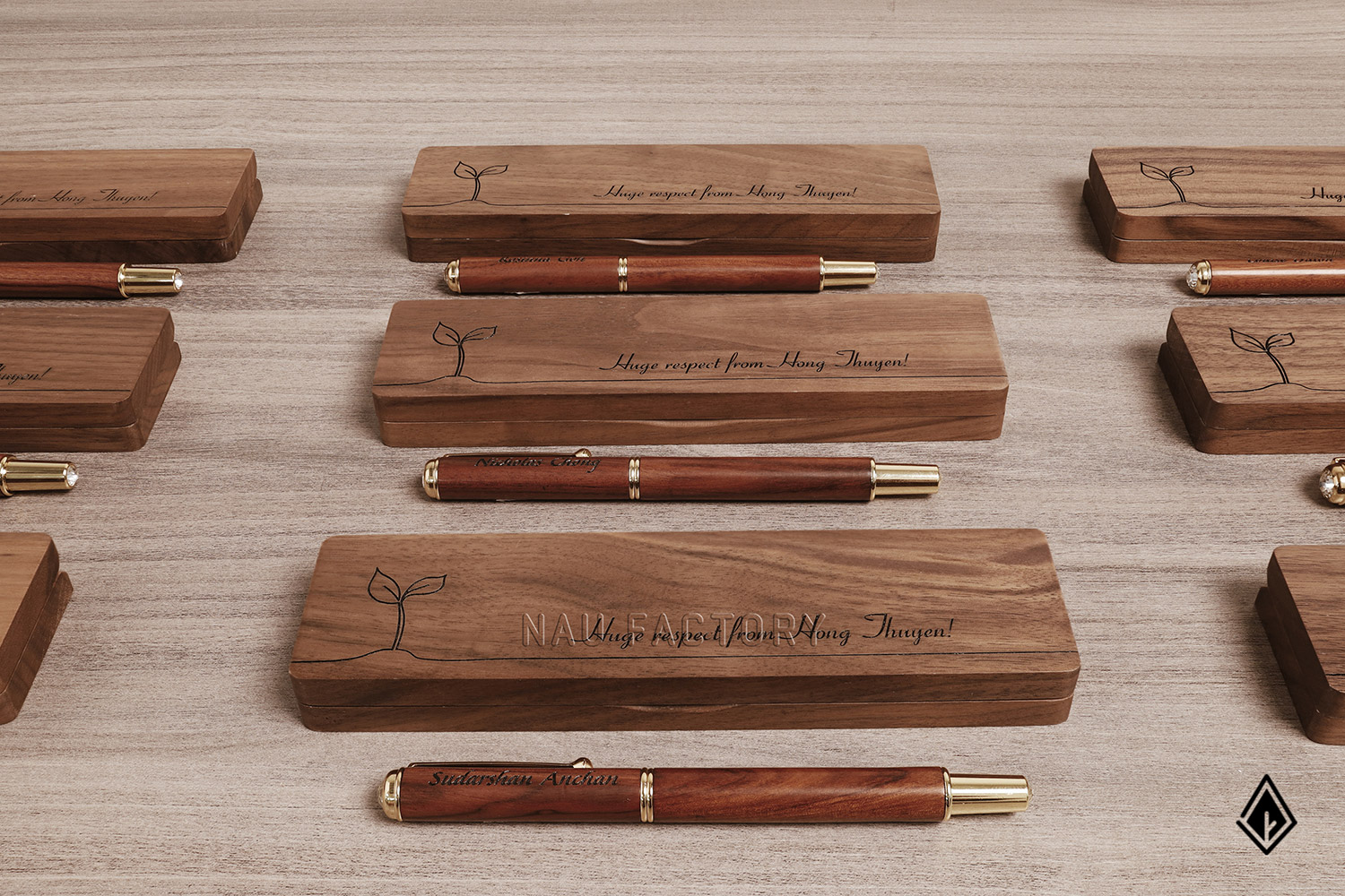 bút và hộp bút gỗ walnut