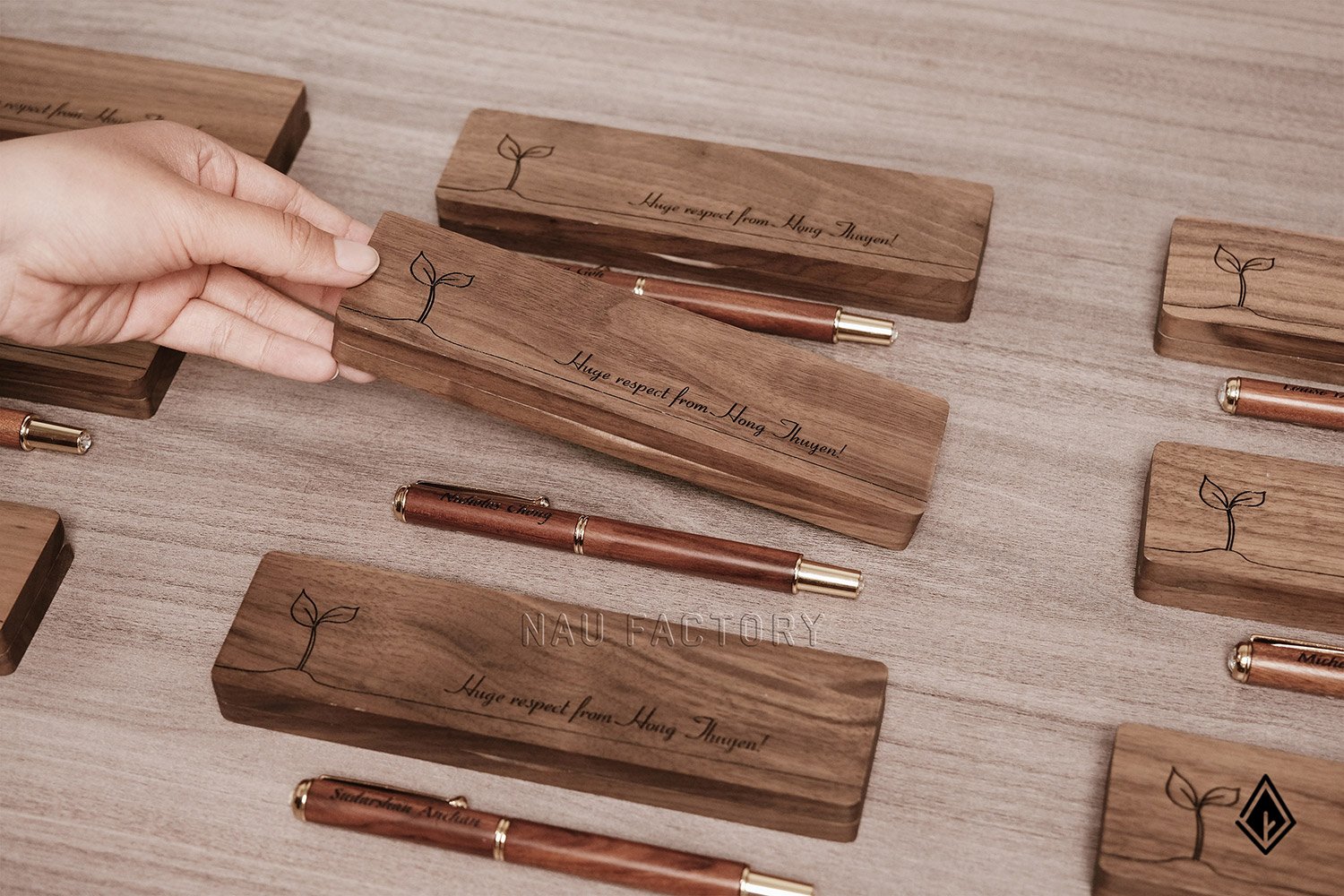 bút và hộp bút gỗ walnut