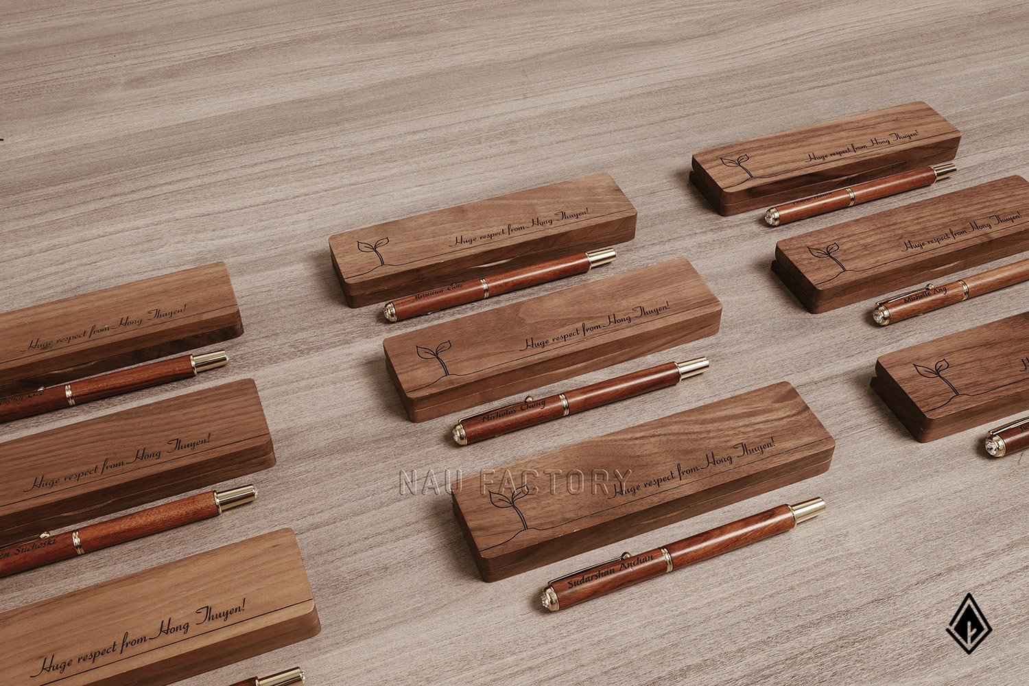 bút và hộp bút gỗ walnut