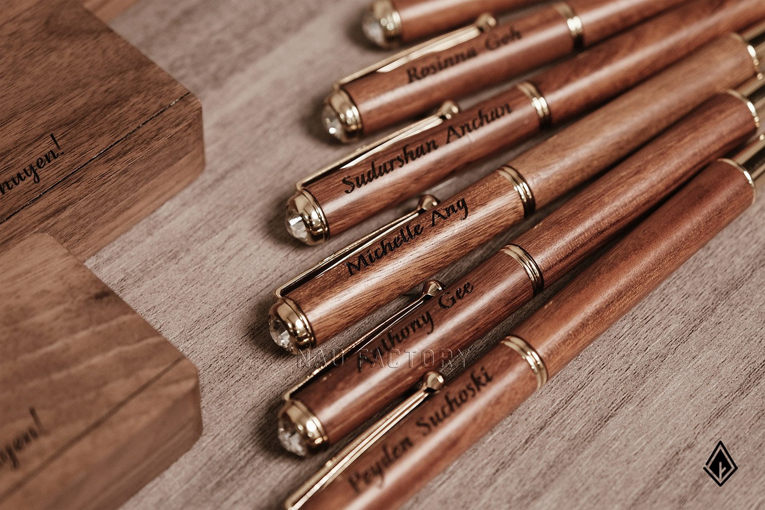bút và hộp bút gỗ walnut