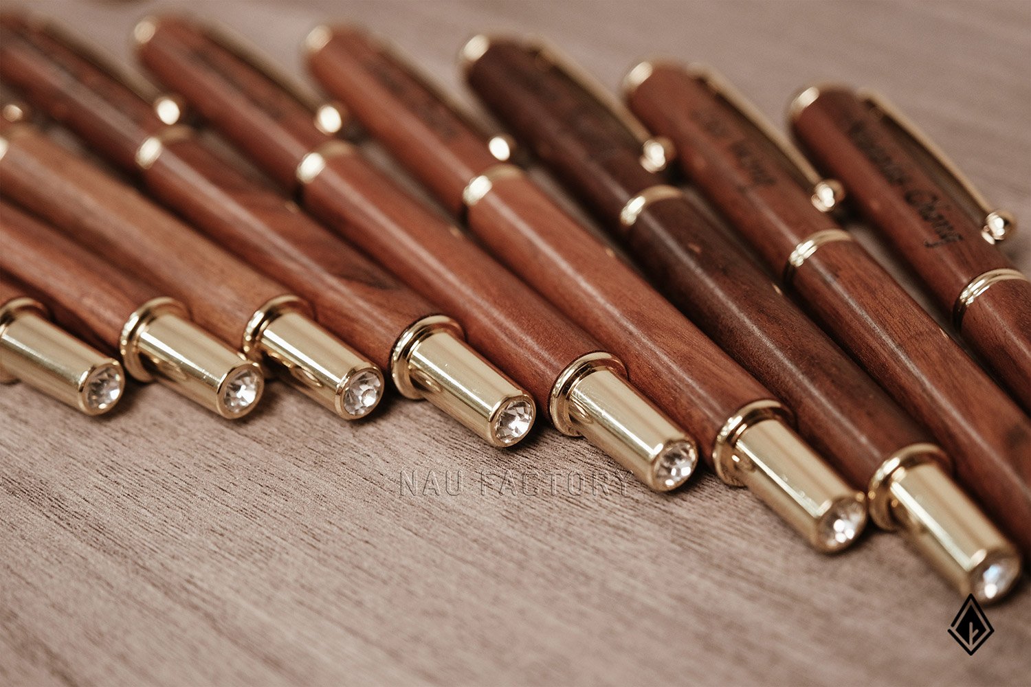 bút và hộp bút gỗ walnut