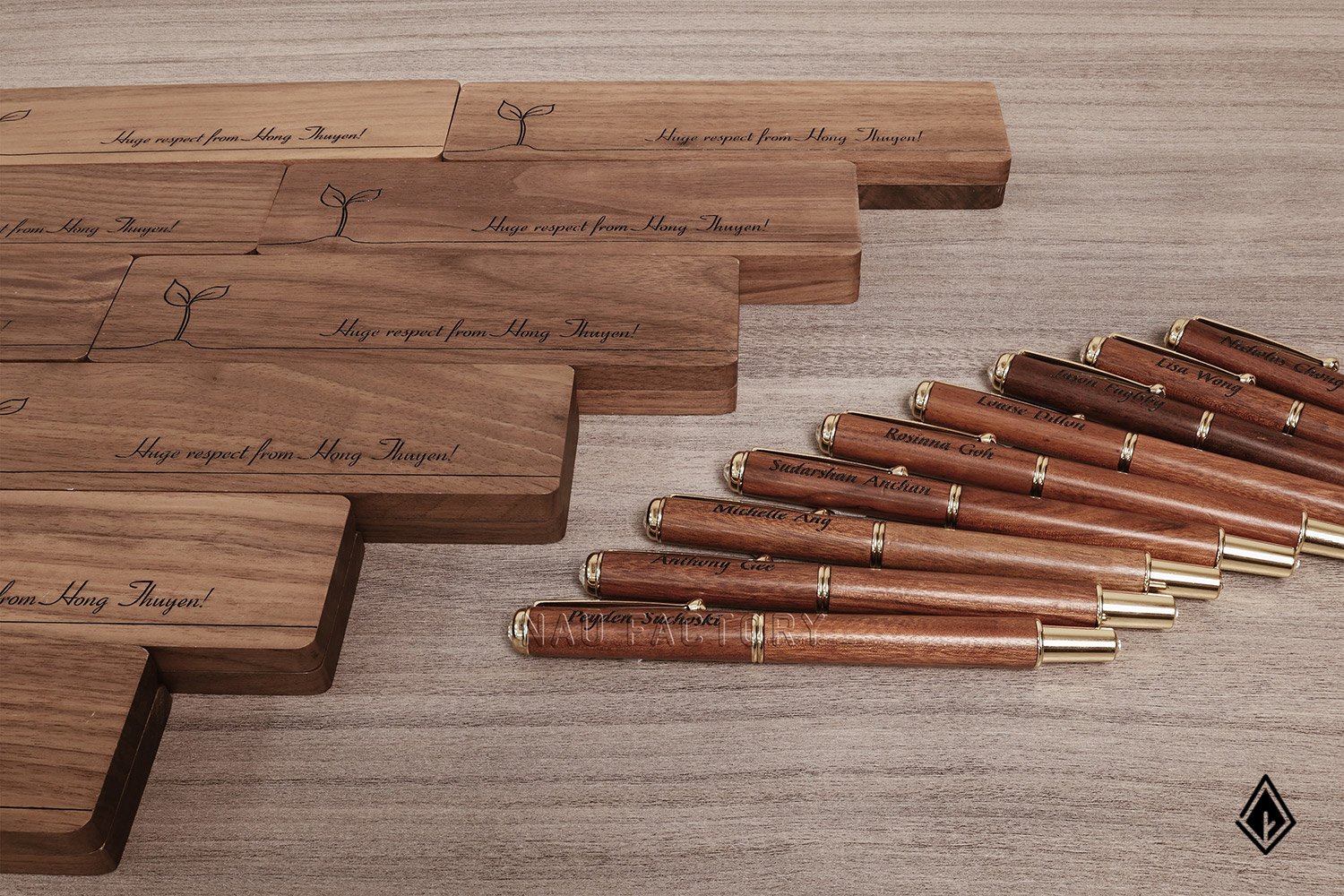 bút và hộp bút gỗ walnut