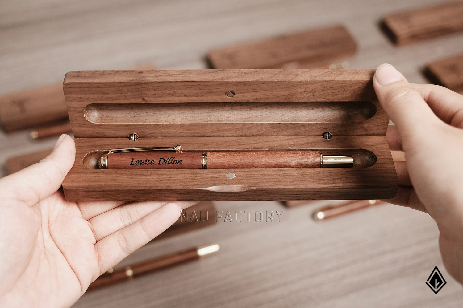 bút và hộp bút gỗ walnut