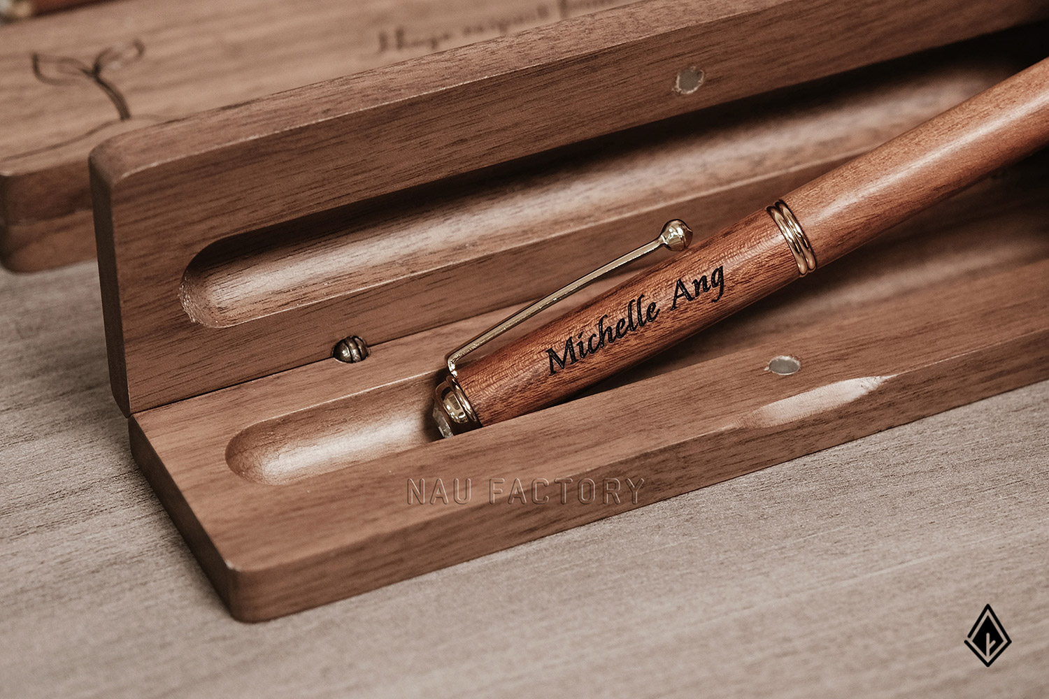 bút và hộp bút gỗ walnut