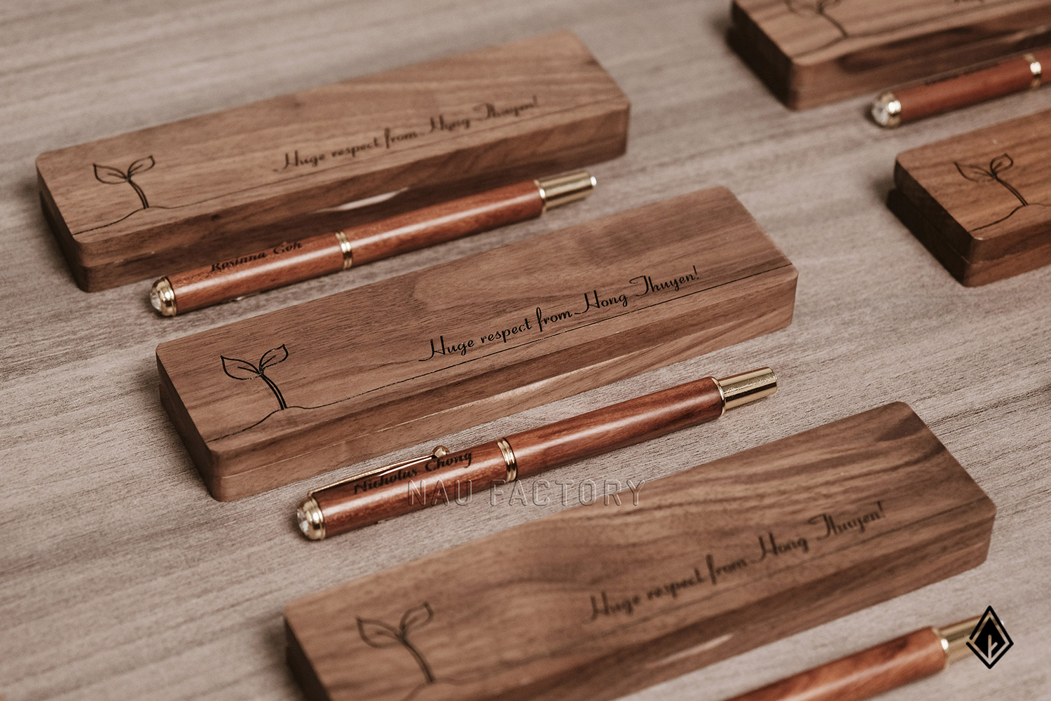 bút và hộp bút gỗ walnut