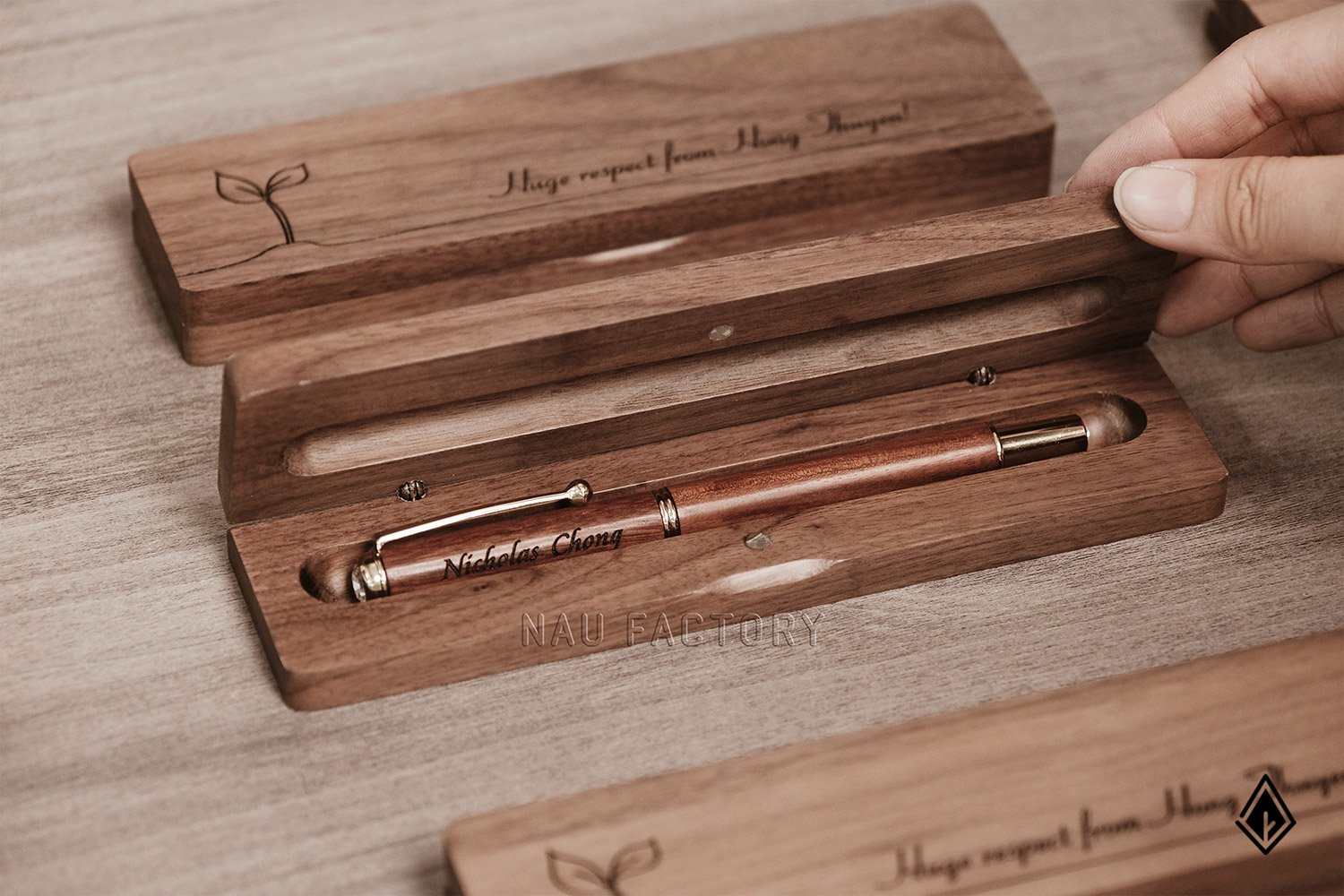 bút và hộp bút gỗ walnut