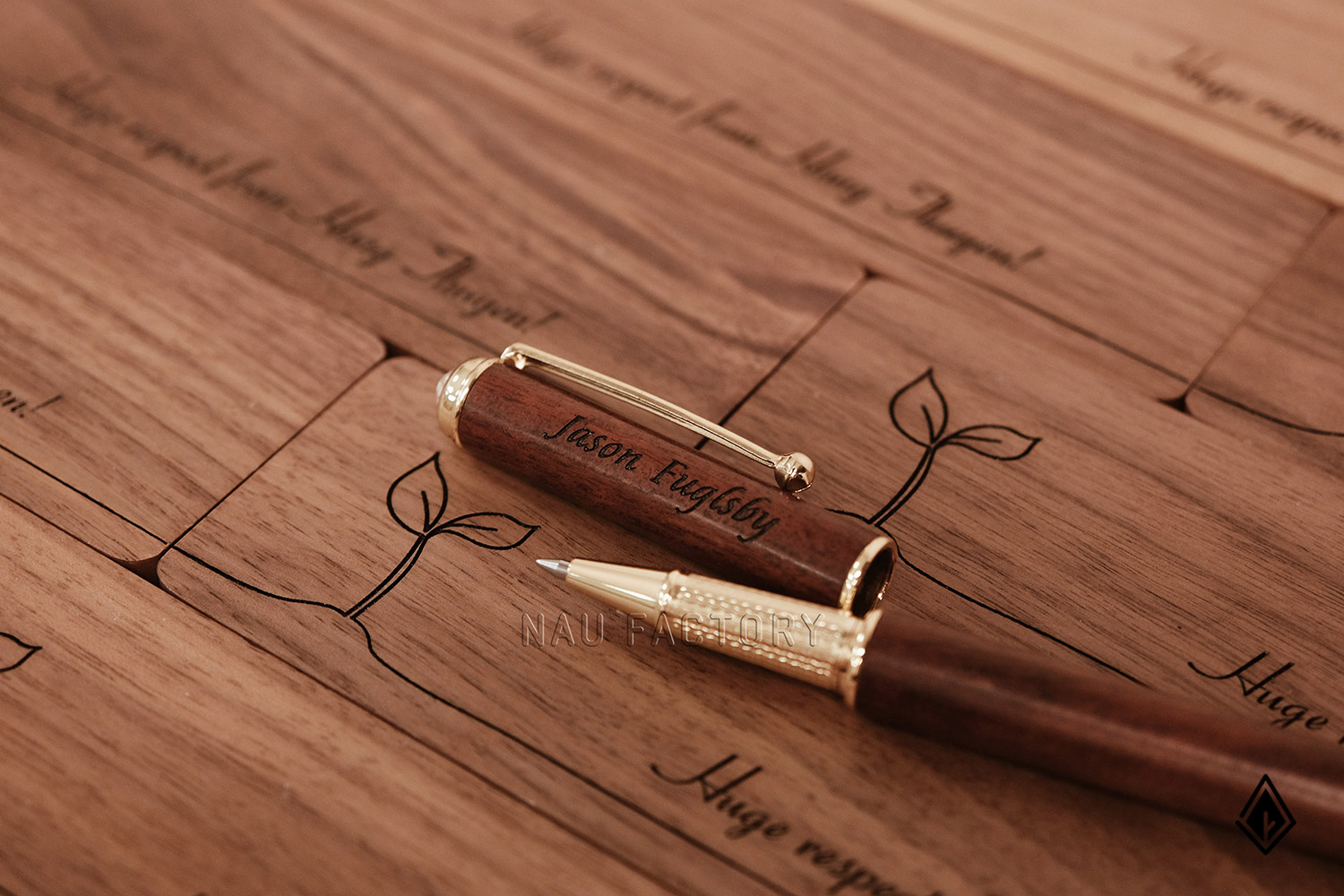 bút và hộp bút gỗ walnut