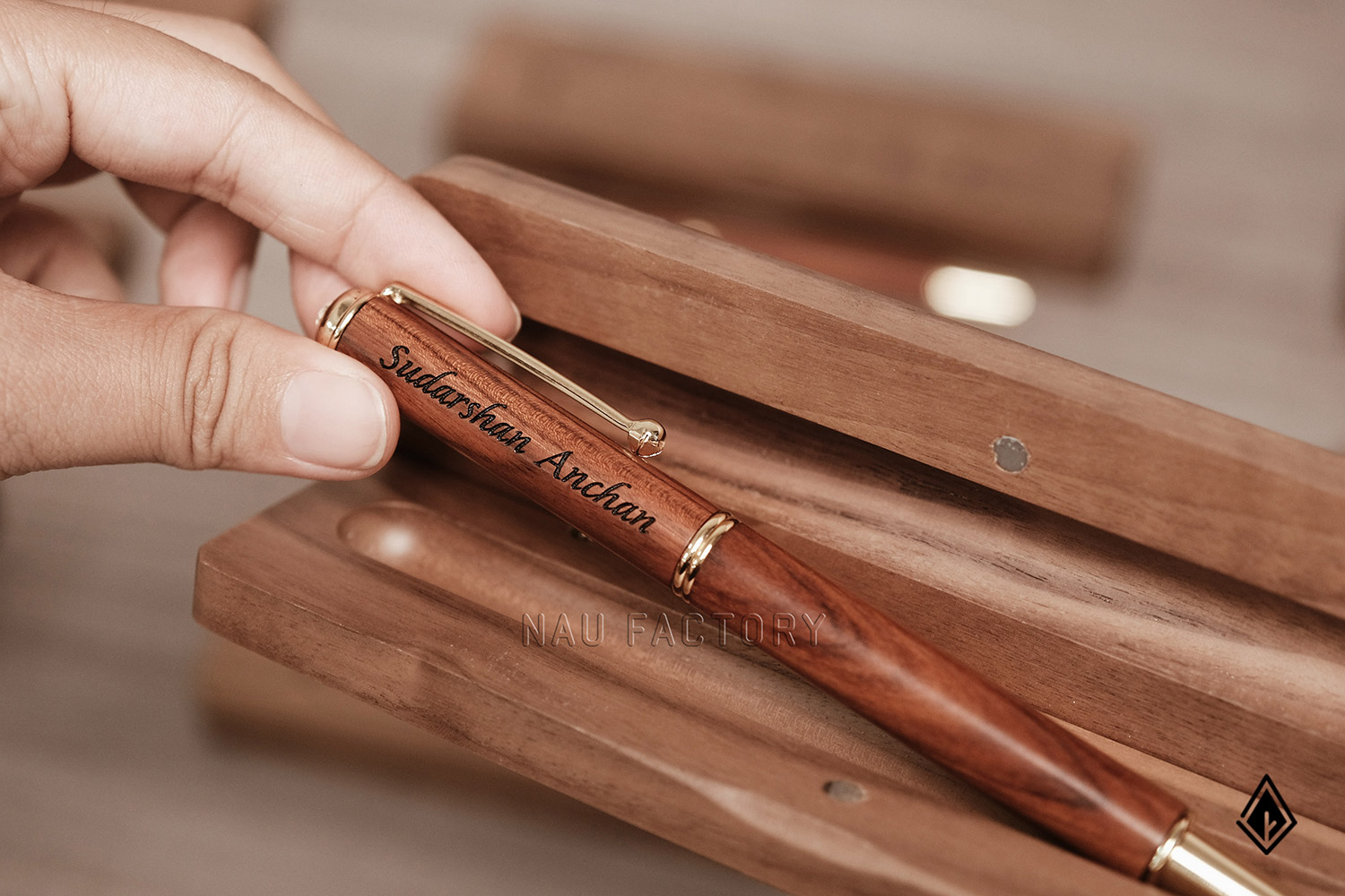bút và hộp bút gỗ walnut