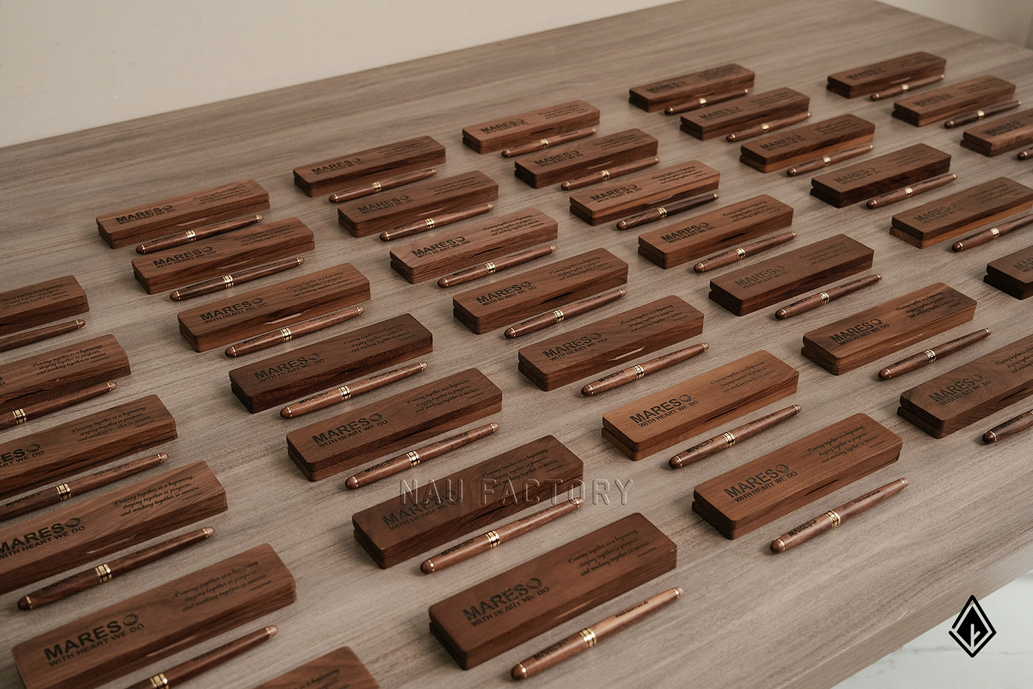 bút và hộp bút gỗ walnut