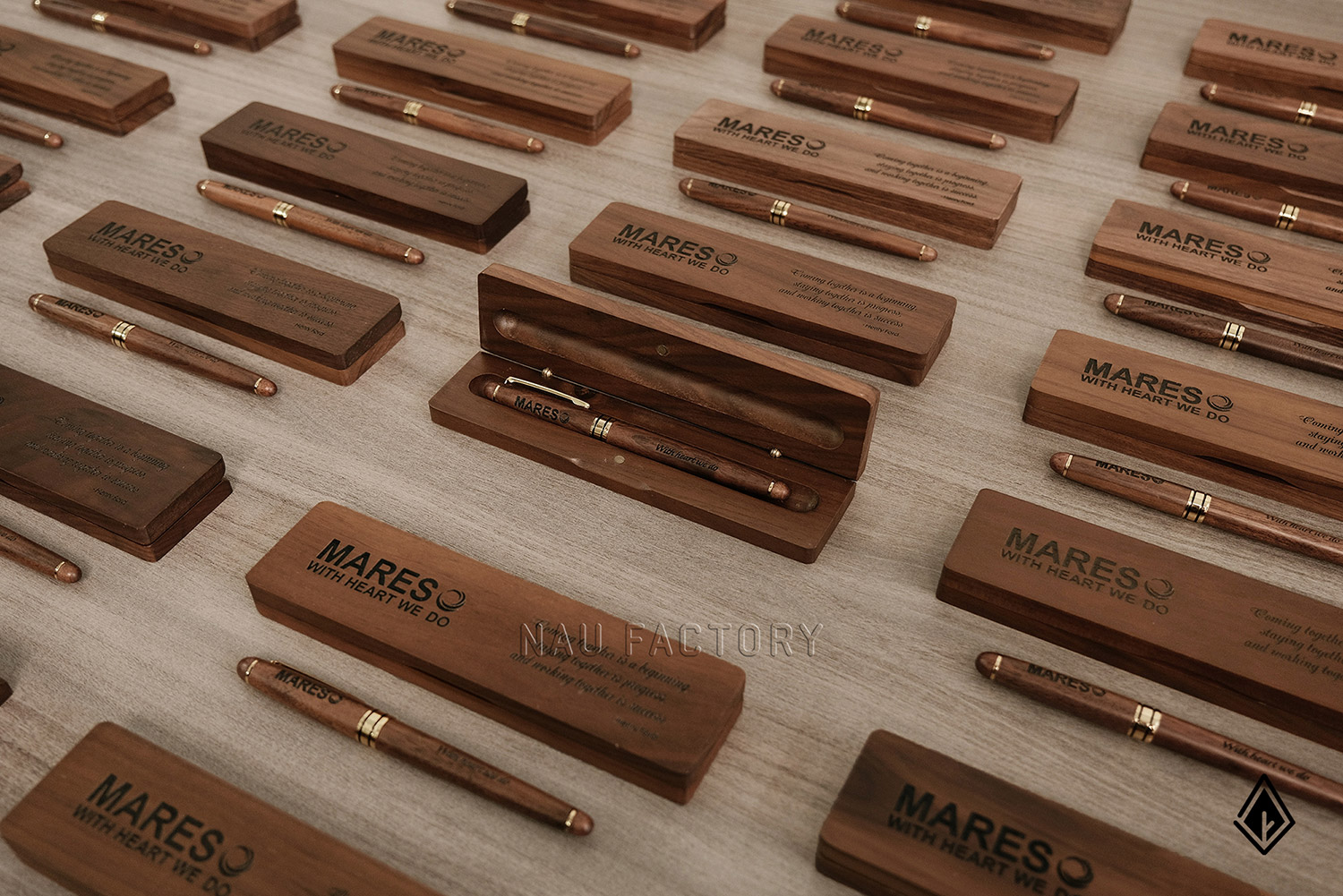 bút và hộp bút gỗ walnut