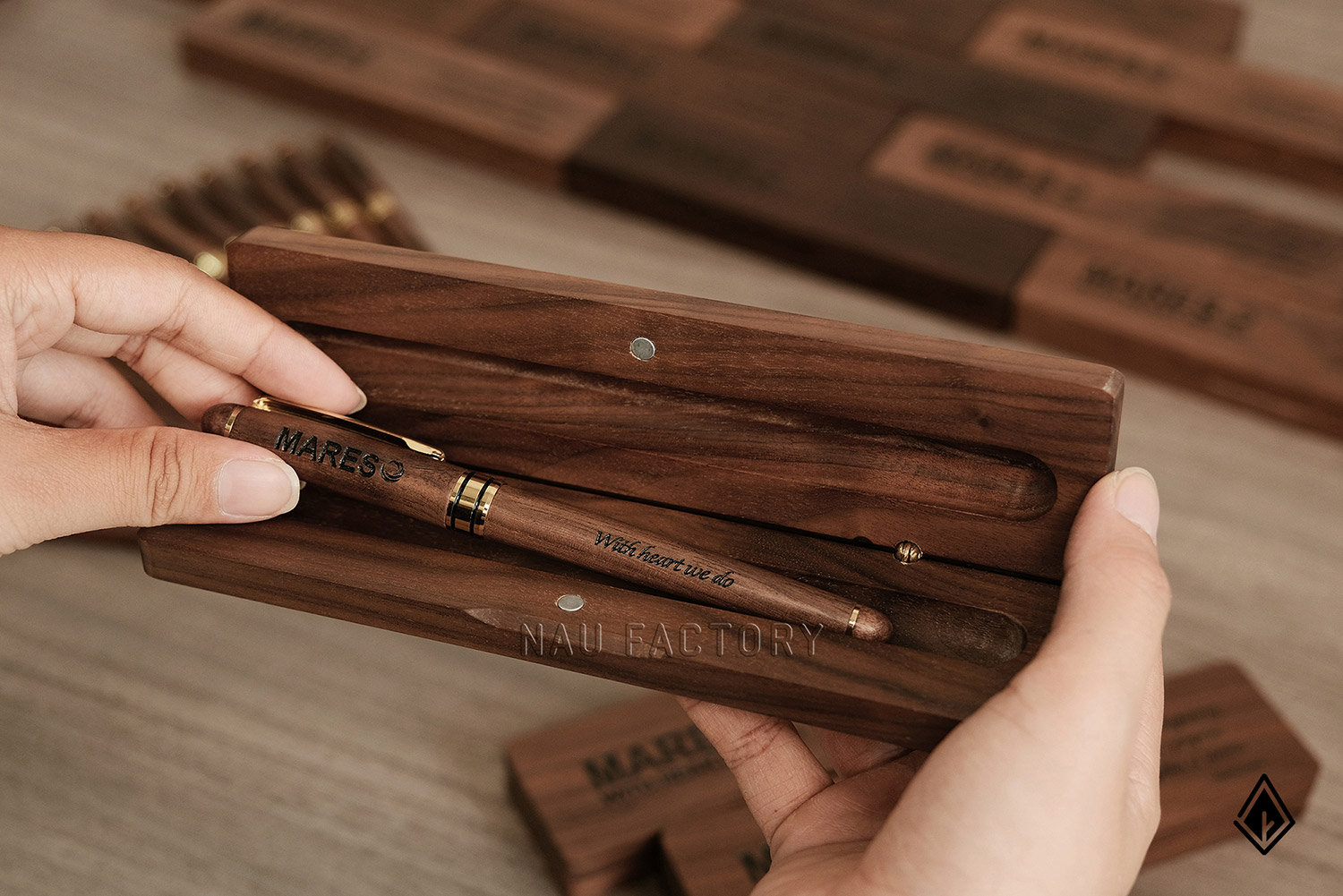 bút và hộp bút gỗ walnut