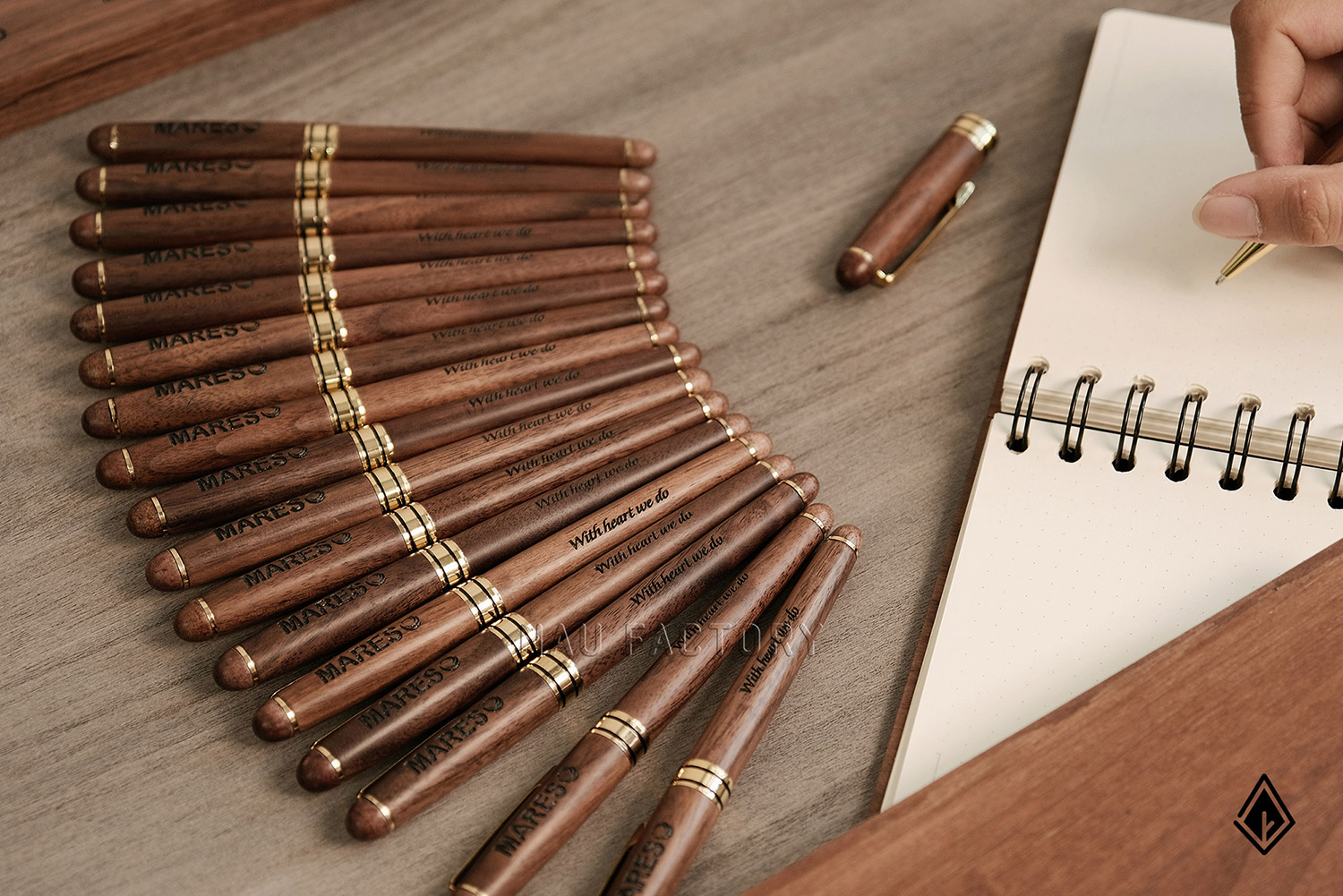 bút và hộp bút gỗ walnut