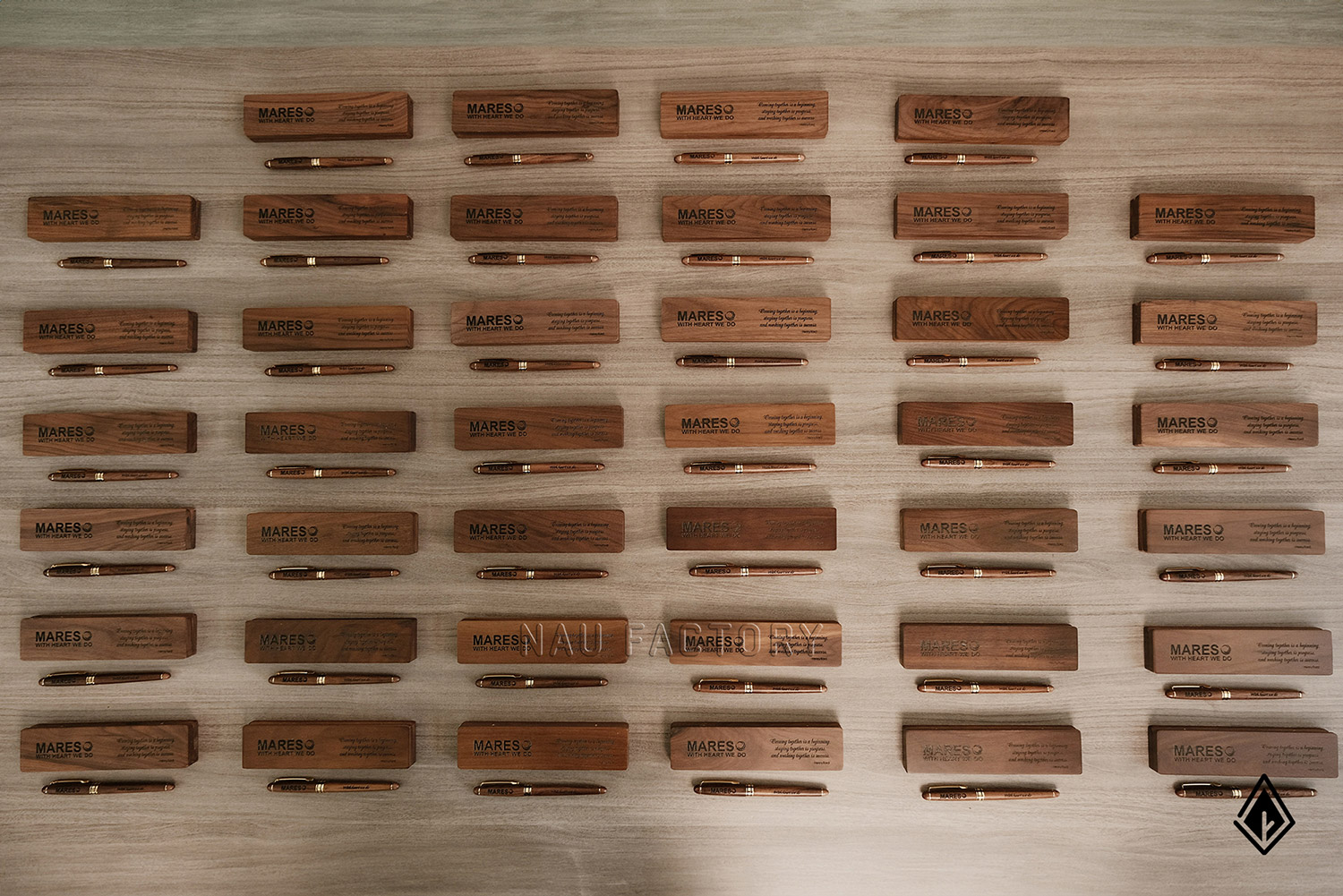 bút và hộp bút gỗ walnut