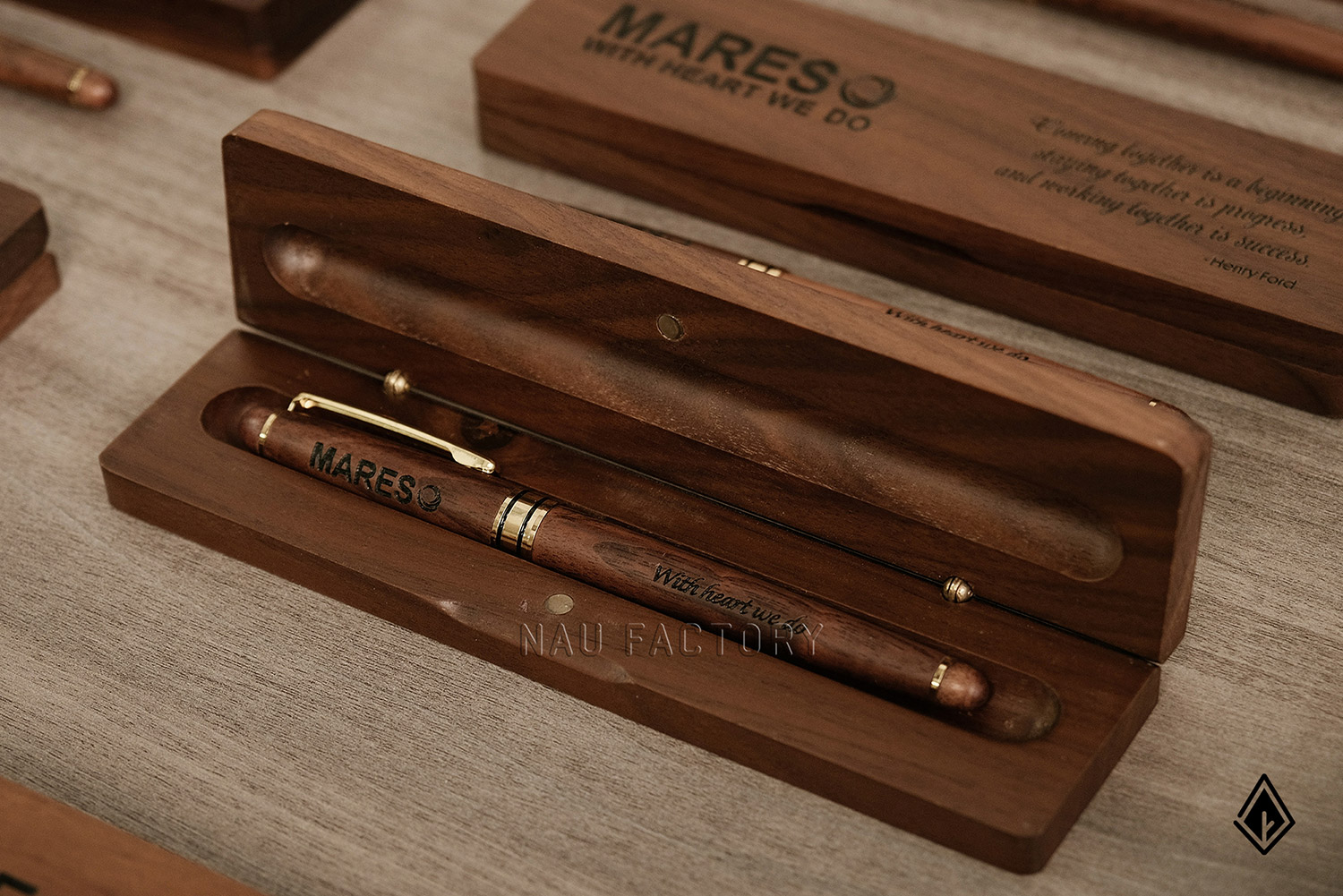 bút và hộp bút gỗ walnut