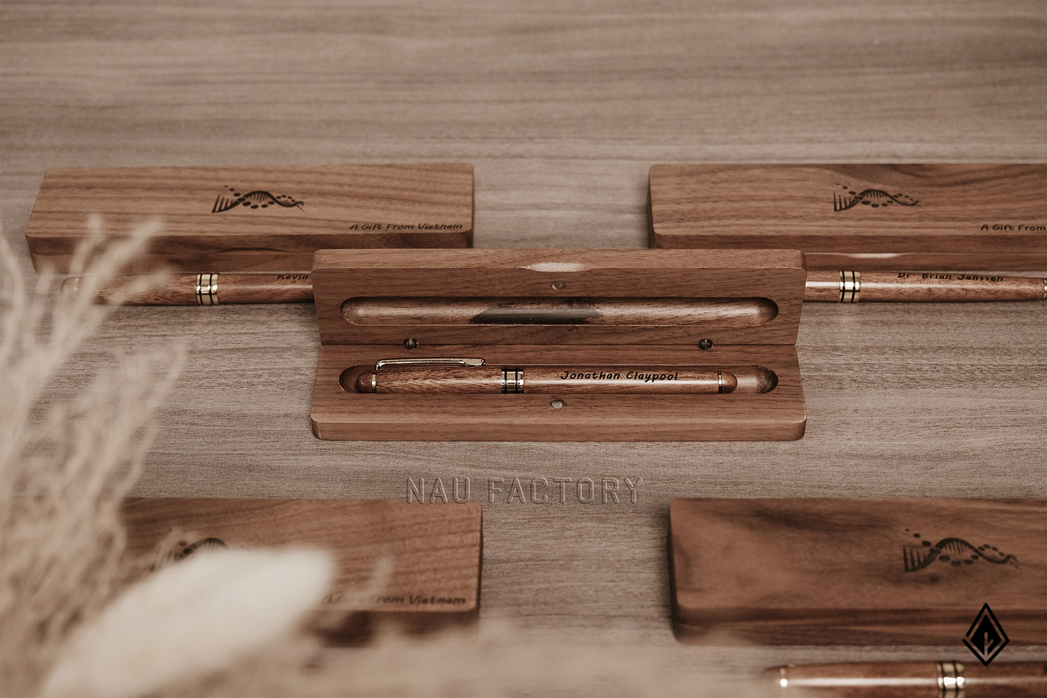 bút và hộp bút gỗ walnut