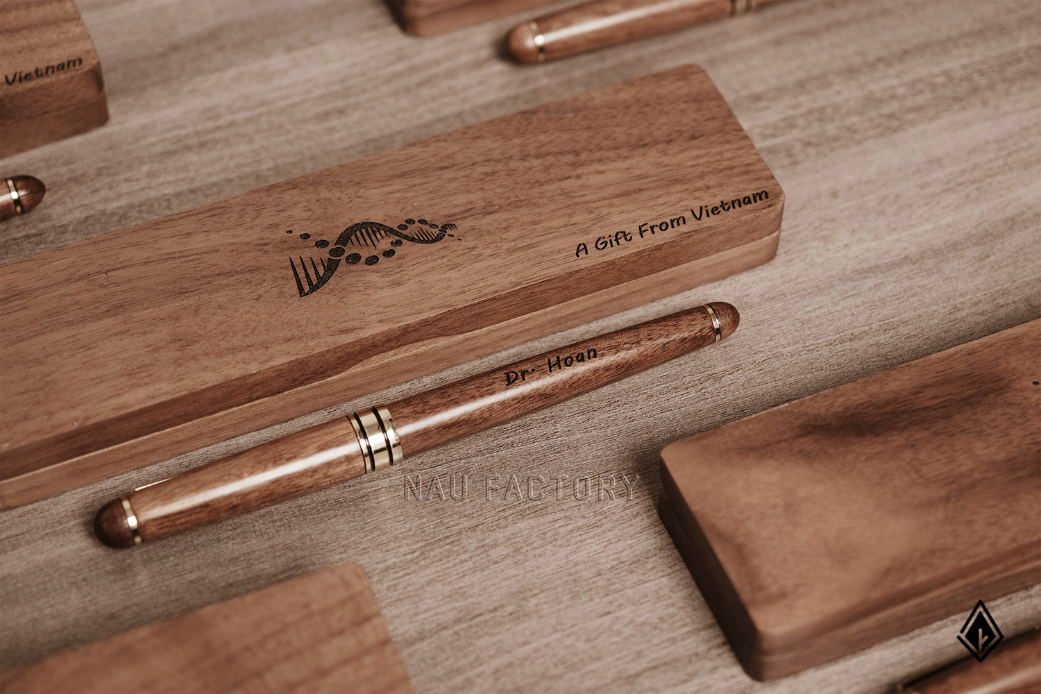 bút và hộp bút gỗ walnut
